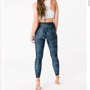 Zyia Stone Leopard Scrunchy Leggings Blue